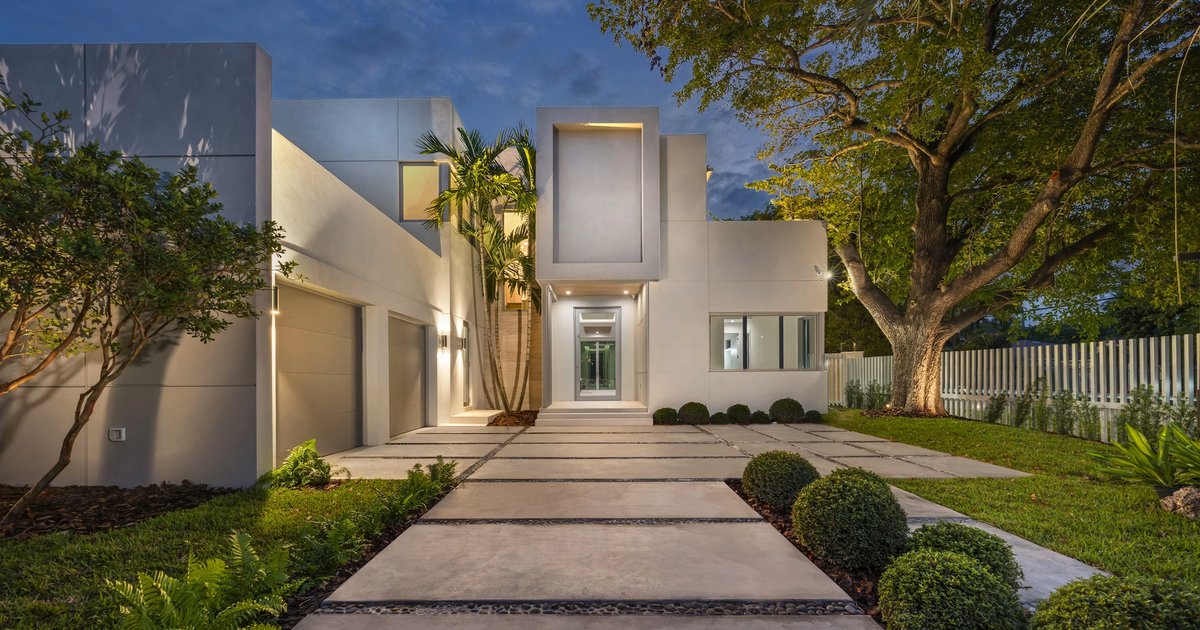 Exterior view of a modern Los Angeles home at dusk, where luxury appraisals regularly involve fewer than five comparable sales